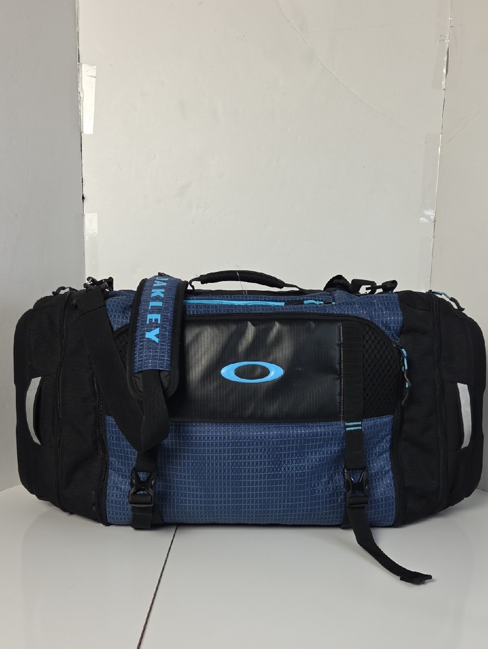 Oakley Link 35L Black and Blue Men's Duffel with Teal Logo